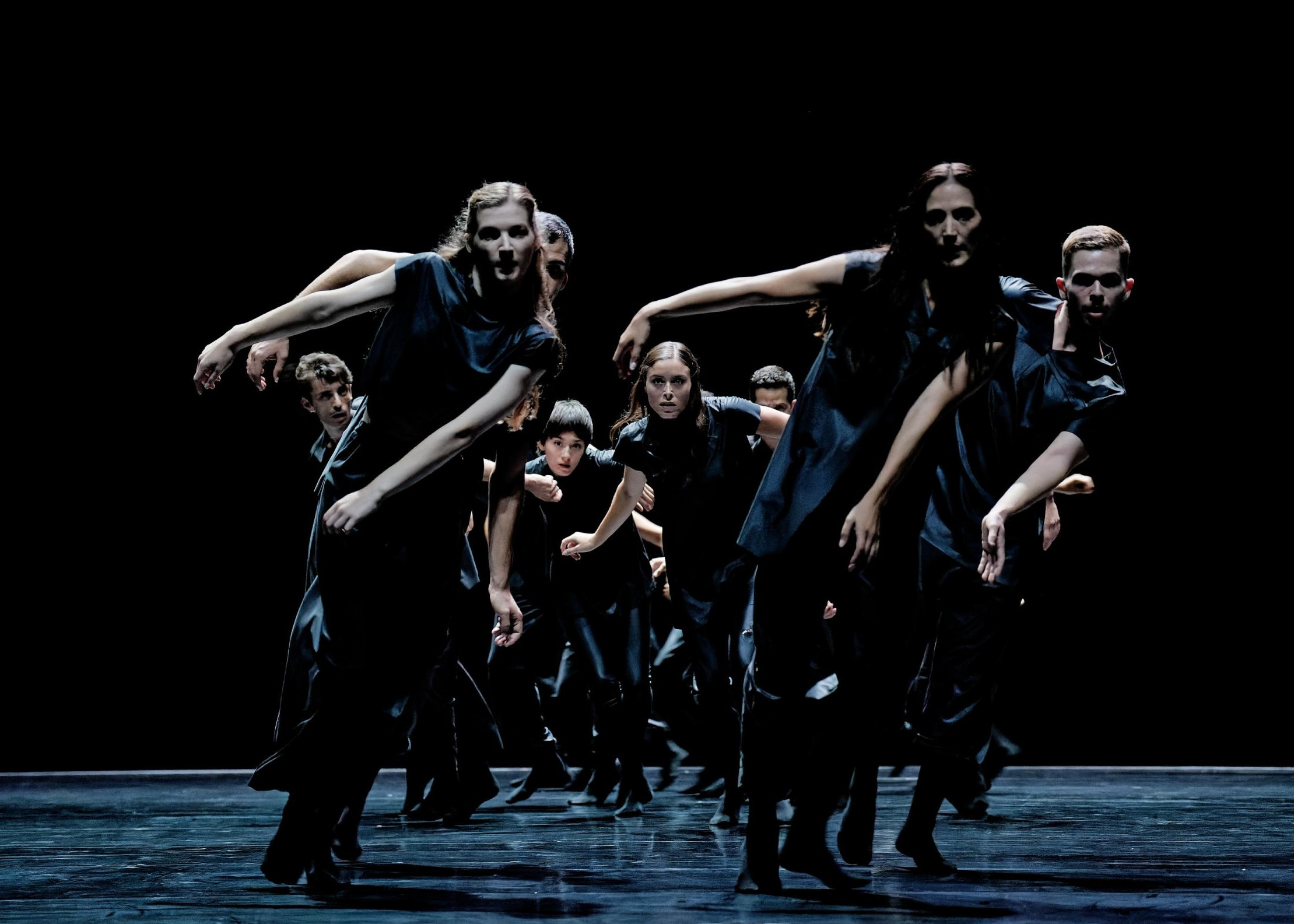 Photos] Mycelium de Christos Papadopoulos – Ballet de l'Opéra de Lyon – Danses avec la plume – L'actualité de la danse