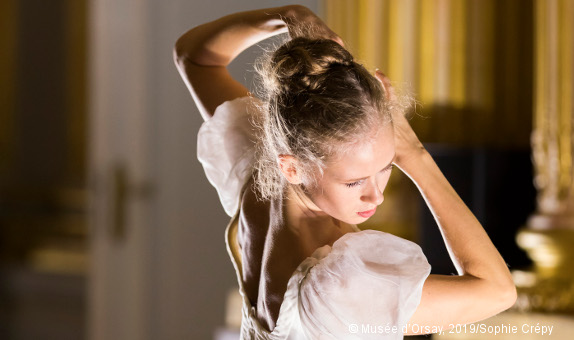 Portrait En Pied D'une Performance Artistique D'une Talentueuse Danseuse De  Ballet Flexible Se Déplaçant Dans Un Nuage De Poussière Jeune